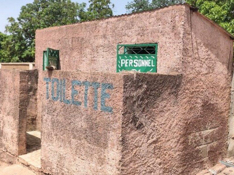Latrine pour personnel soignant au CSCom de Sincina. @IRC, 2025