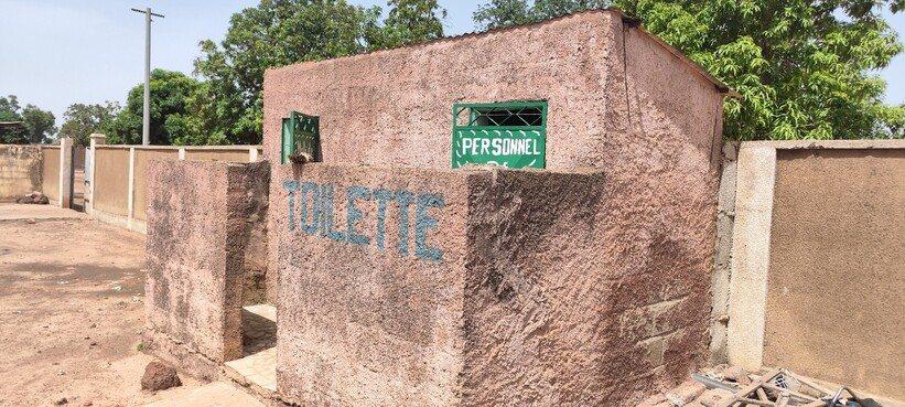 Latrine pour personnel soignant au CSCom de Sincina. @IRC, 2025