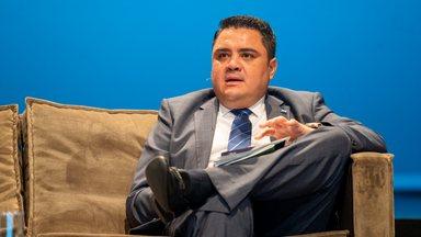 Roberto Carlos Ramírez Alvarenga Vice Minister of Public Credit and Public Investment Ministry of Finance of Honduras on stage at the All Systems Connect Symposium 2023