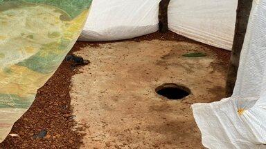 Exemple de latrines temporaires utilisées par les communautés en situation d’urgence (Ph, IRC-OXFAM, 2024)