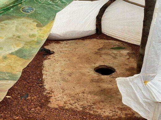 Exemple de latrines temporaires utilisées par les communautés en situation d’urgence (Ph, IRC-OXFAM, 2024)