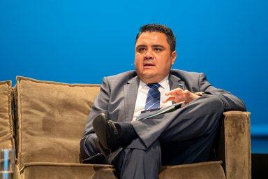 Roberto Carlos Ramírez Alvarenga Vice Minister of Public Credit and Public Investment Ministry of Finance of Honduras on stage at the All Systems Connect Symposium 2023