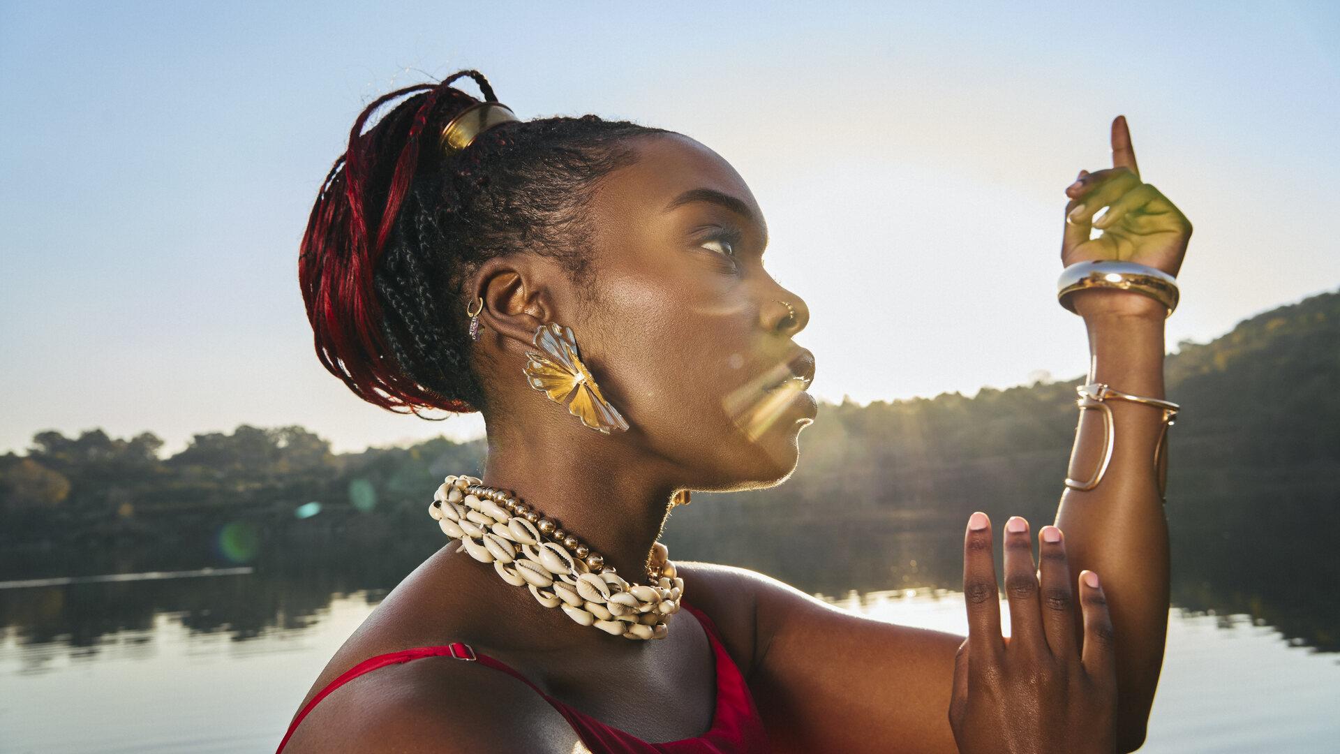 Strong woman representing Riva close up with fingers pointing to top