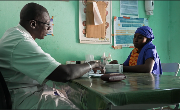 Issa Konaté, Technical Director of the Community Healthcare Centre of Nossombougou talking to a patient.